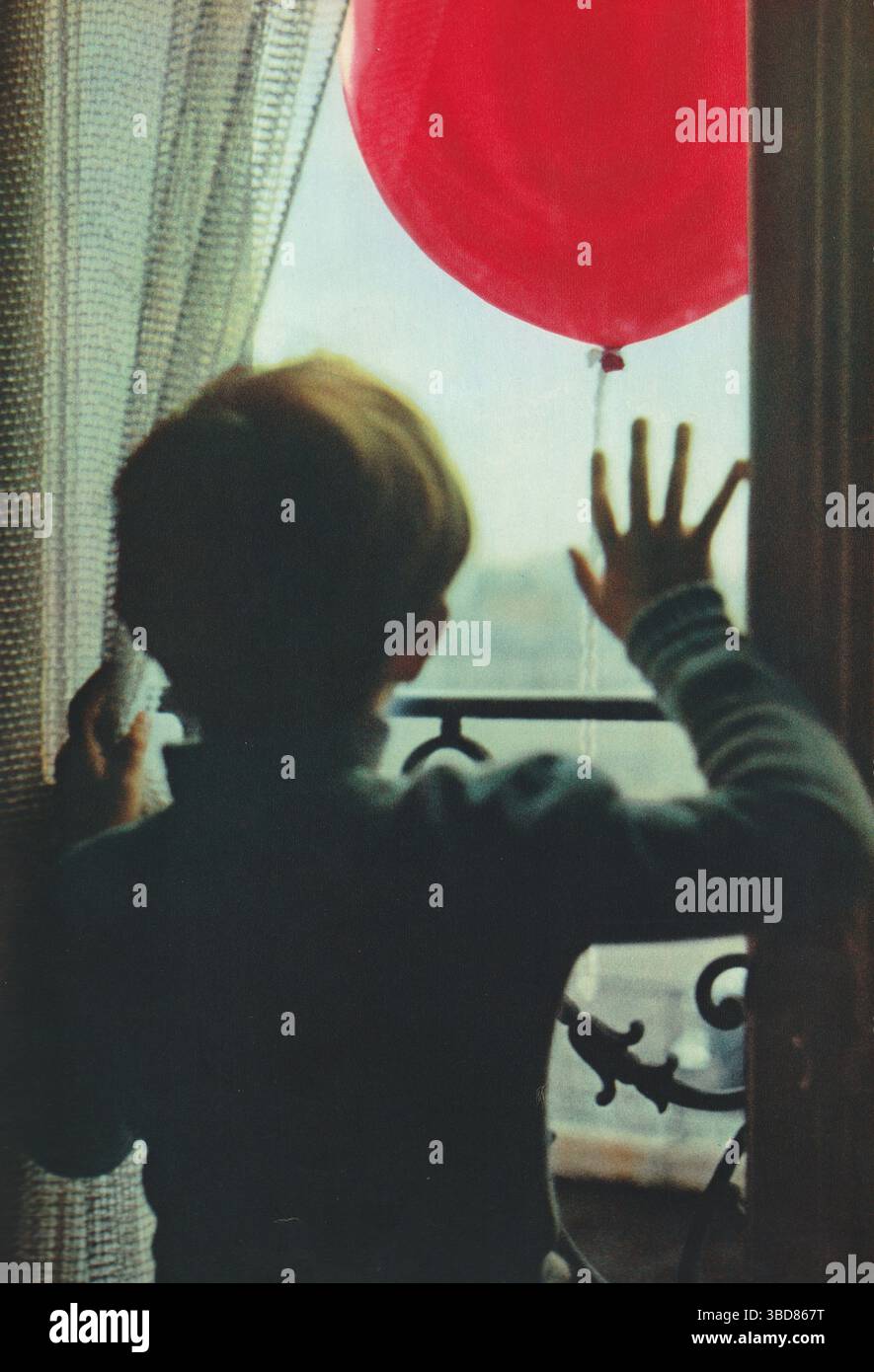 The Red Balloon (le ballon rouge) 1956 Dir : Albert Lamorisse. Avec Pascal Lamorisse. Banque D'Images