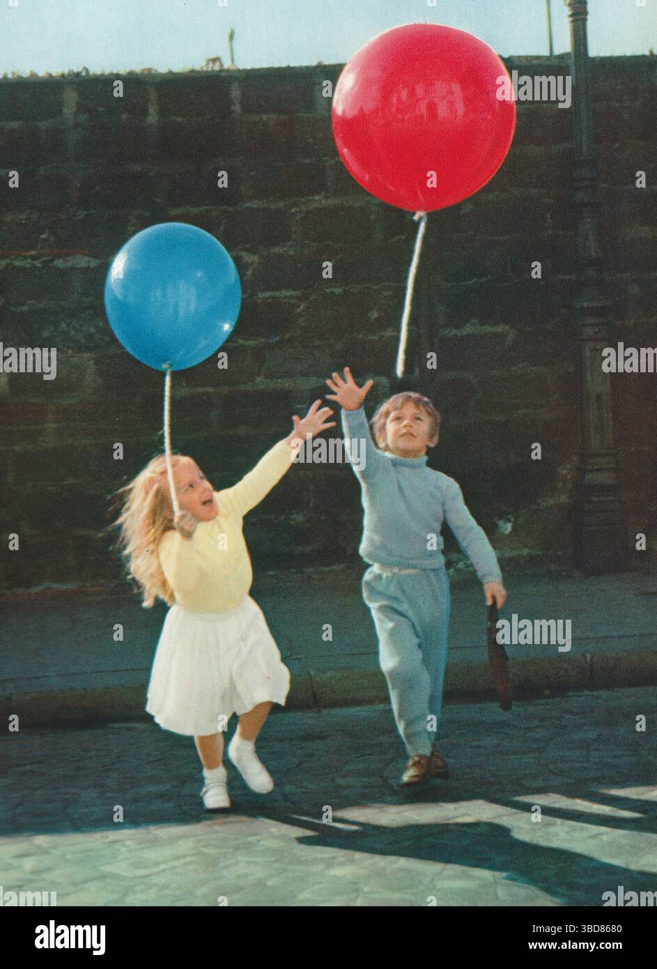 The Red Balloon (le ballon rouge) 1956 Dir : Albert Lamorisse. Avec Pascal Lamorisse. Banque D'Images