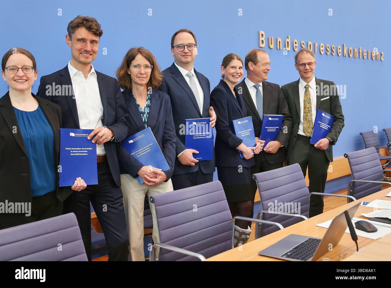 Berlin, Deutschland, 22.05.2025 : Bundespressekonferenz : Vorstellung Gutachten : Was Muss die neue Bundesregierung unternehmen, damit Innovative Arzneimittel weiter allen Patienten zur Verfügung stehen : Sachverständigenrat Gesundheit und Pflege stellt ein Gutachten vor l-R : Melanie Messer, Jonas Schreyögg, Stefanie Joos, Nils Guonie, LeSundmacher, Michael Hallek, Jochen Schmitt *** Berlin, Allemagne, 22 05 2025 Conférence de presse fédérale présentation du rapport d'expert ce que le nouveau gouvernement fédéral doit faire pour que les médicaments innovants continuent d'être disponibles pour tous les patients Expert Co Banque D'Images