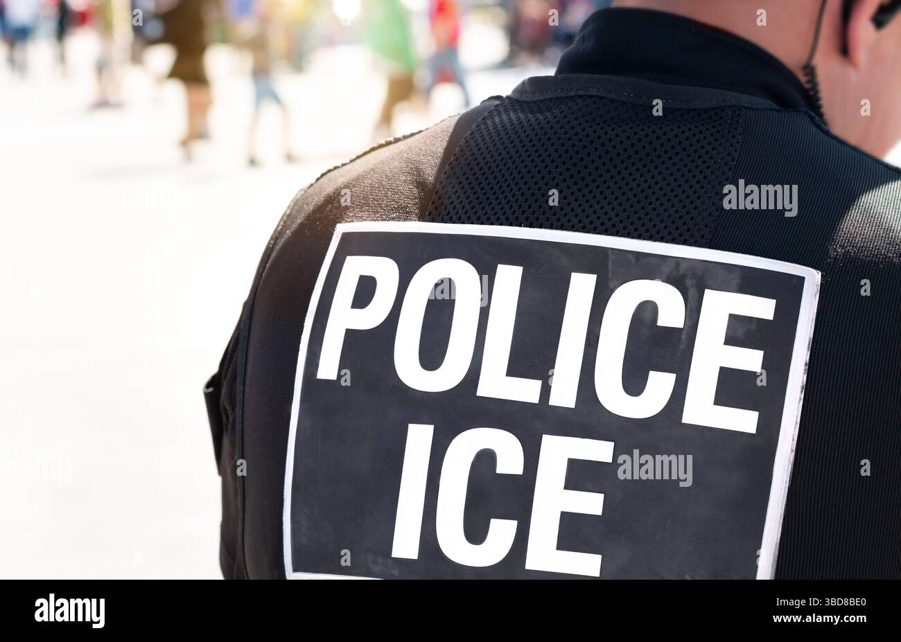 Agent de police de l'ICE - Immigration and Customs Enforcement. Gros plan de la GLACE DE POLICE sur le dos de la veste portée par l'officier du Département de la sécurité intérieure du DHS. Banque D'Images