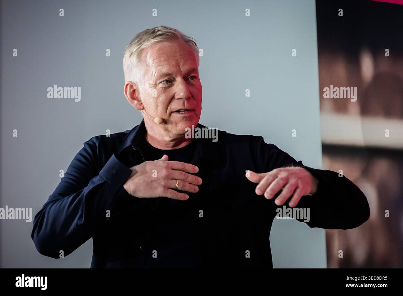 Berlin, Allemagne. 23 mai 2025. Johannes B. Kerner, présentateur, intervient lors d'une conférence de presse sur l'attribution des droits, y compris pour la Coupe du monde masculine 2026, au bureau de représentation de Telekom dans la capitale. Deutsche Telekom a acquis un vaste ensemble de droits TV de la FIFA, l'organe directeur mondial du football. Crédit : Christoph Soeder/dpa/Alamy Live News Banque D'Images