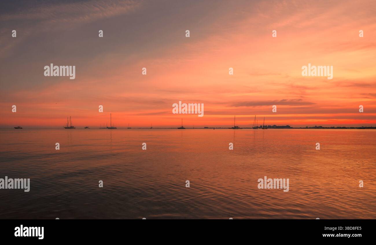 coucher de soleil sur la plage paradisiaque belle scène Banque D'Images