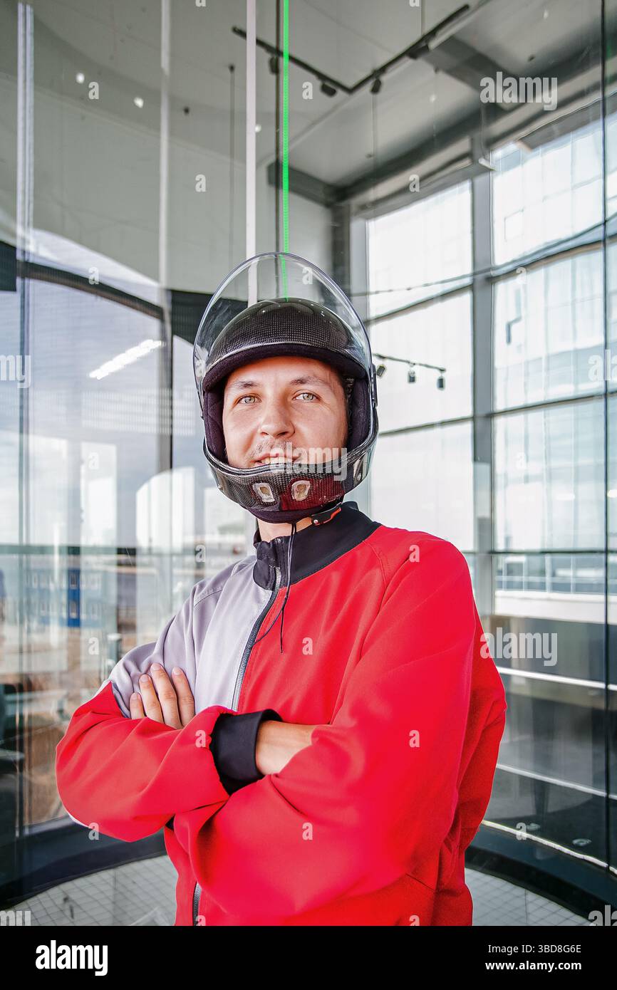 L'instructeur de parachutisme en salle se prépare pour une session d'expérience de vol Banque D'Images L'instructeur de parachutisme en salle se prépare pour une session d'expérience de vol Banque D'Images