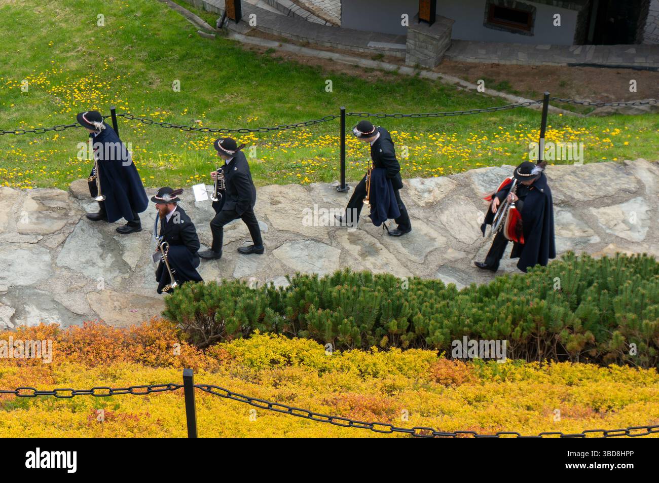 Musiciens marchant dans des chapeaux avec des plumes et dans de vieux uniformes nationaux avec des instruments à vent. Piwniczna-Zdrój, Pologne. Banque D'Images