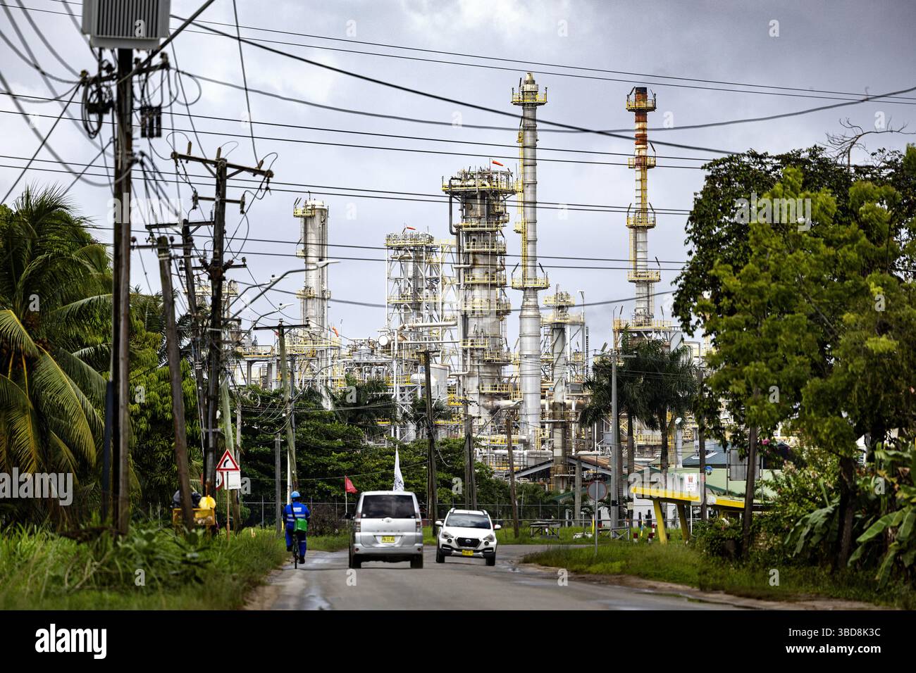 PARAMARIBO - Une raffinerie de la Compagnie pétrolière d'État du Suriname avant les élections. Le Suriname se rend aux urnes le 25 mai, avec un total de 14 partis politiques et associations de partis participant aux élections. ANP RAMON VAN FLYMEN netherlands Out - belgique Out Credit : ANP/Alamy Live News Banque D'Images