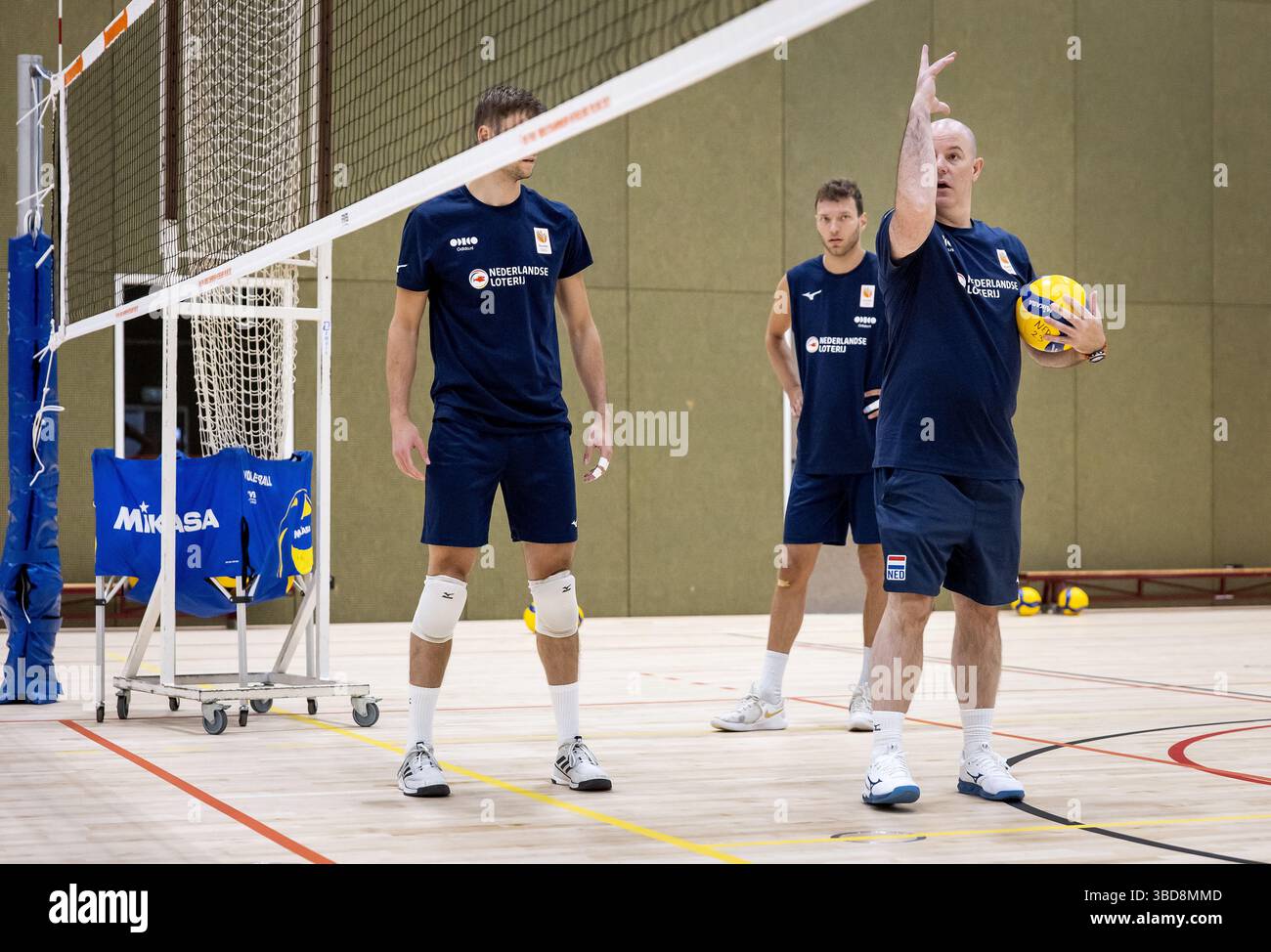 ARNHEM - Joris Berkhout, Wessel Keemink et l'entraîneur national Joel Banks lors d'une séance d'entraînement de TeamNL long Men. Les joueurs de volleyball se préparent pour la Ligue des Nations de volleyball et la Coupe du monde aux Philippines, entre autres choses. ANP KOEN VAN WEEL Banque D'Images