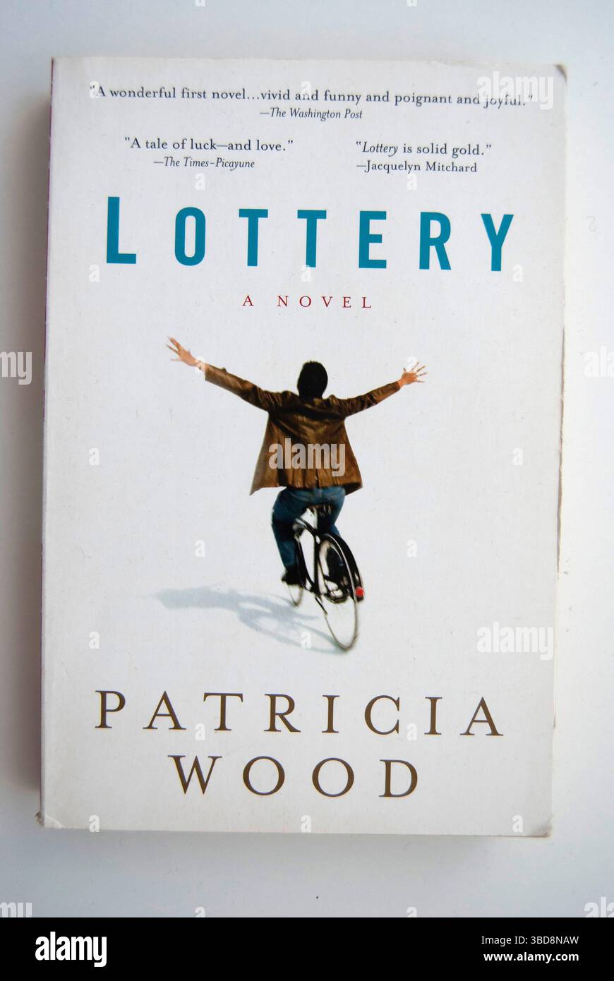 Le livre de Patricia Wood 'Lottery' isolé sur blanc. Livre de fiction moderne. Kiev, Ukraine - 04 -21 -2025. Banque D'Images