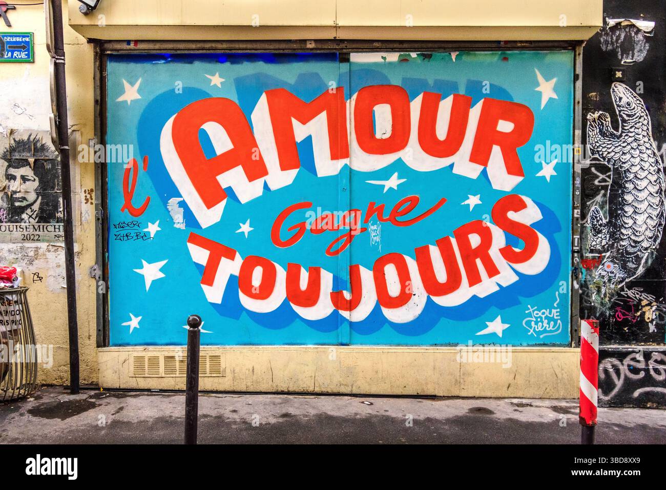 'L'amour gagne toujours' Street art mural par Toqué Frères à Paris 75018, France. Banque D'Images