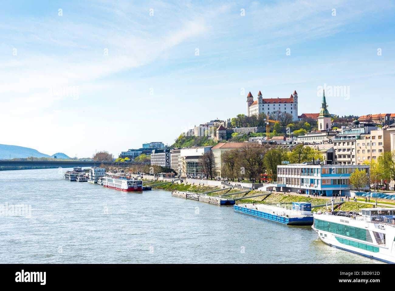 Slovaquie, Bratislava - 14 avril 2018 : paysage urbain de Bratislava, la capitale slovaque. Château historique sur la colline. Danube en premier plan avec b Banque D'Images