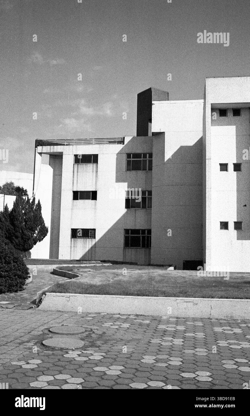 Façade de bâtiment d'enseignement de l'Université chinoise des années 2010 avec lumière géométrique et ombre Banque D'Images