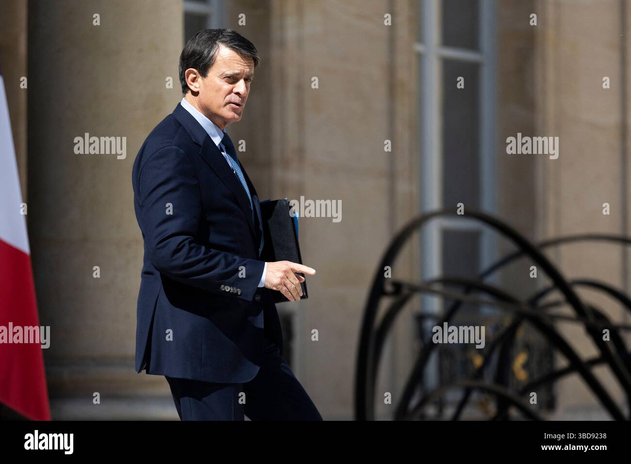 Paris, France. 23 mai 2025. Manuel Valls, ministre de l'outre-mer, quitte le Conseil des ministres au Palais de l'Elysée, Paris, le 23 mai 2025. Photos de Jeremy Paoloni/ABACAPRESS.COM crédit : Abaca Press/Alamy Live News Banque D'Images
