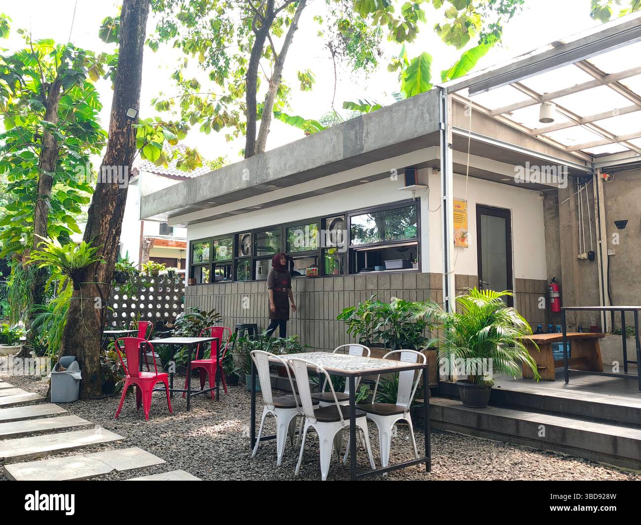 Restaurant extérieur et café avec serveurs prêts à servir Banque D'Images