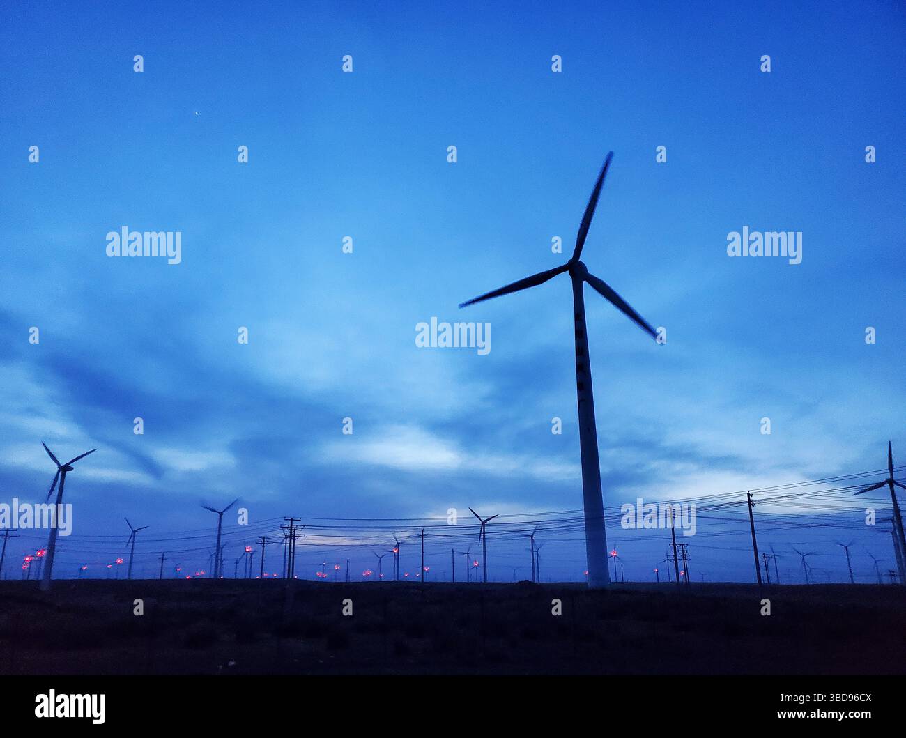 Chine Shaanxi Mao Wusu Desert ( Mu US ) ferme éolienne au crépuscule Banque D'Images