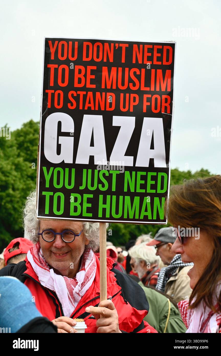 Signes de protestation pendant la manifestation pour encourager la condamnation par le gouvernement néerlandais de la violence israélienne contre les Palestiniens Banque D'Images