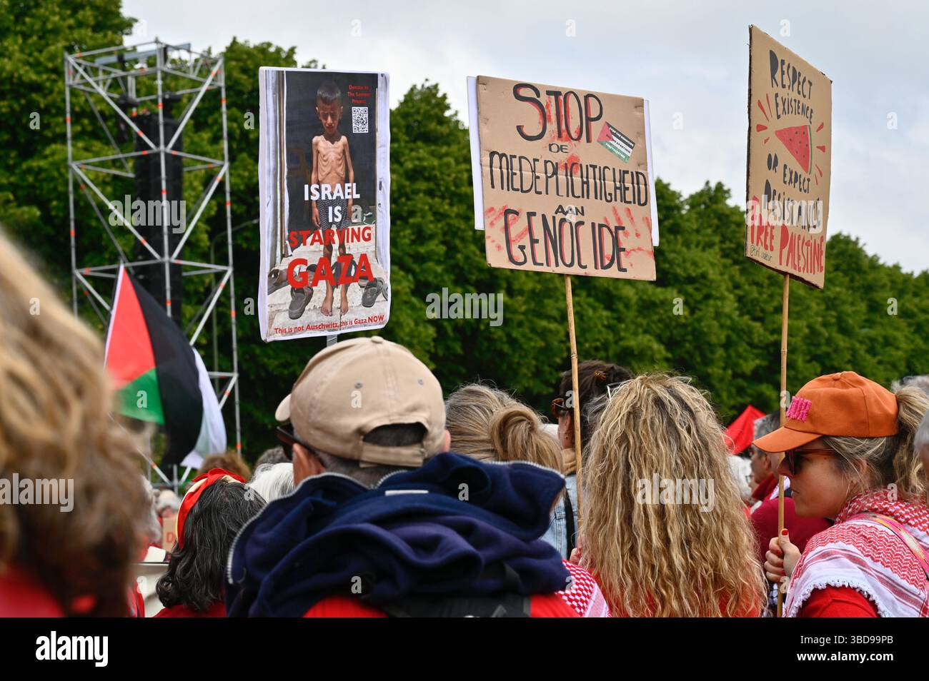 Signes de protestation pendant la manifestation pour encourager la condamnation par le gouvernement néerlandais de la violence israélienne contre les Palestiniens Banque D'Images