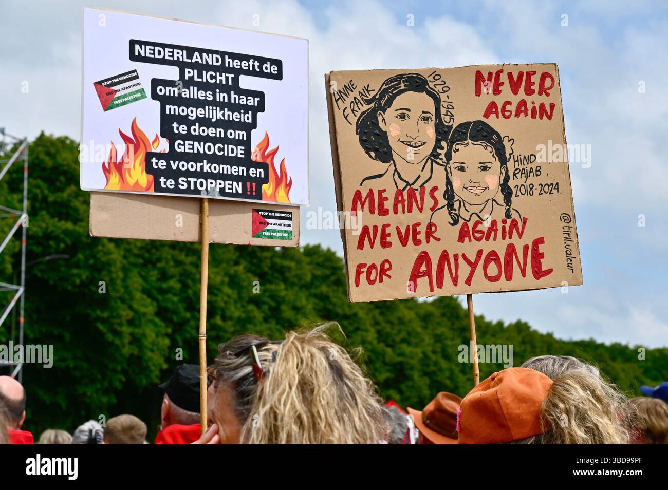 Signes de protestation pendant la manifestation pour encourager la condamnation par le gouvernement néerlandais de la violence israélienne contre les Palestiniens Banque D'Images