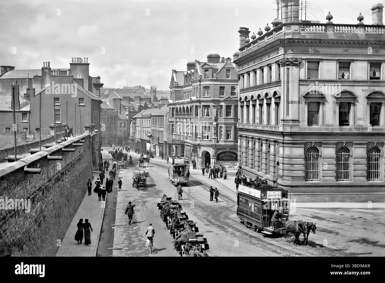 Une photographie de la fin du XIXe siècle de Waterloo place à Derry City, alias Londonderry City en Irlande du Nord. À gauche, on peut voir les murs, construits en 1613–1619 comme défenses pour les colons du début du XVIIe siècle venus d'Angleterre et d'Écosse. Ils ont environ un mile de circonférence, complètement intact et forment une passerelle autour du centre-ville. Banque D'Images