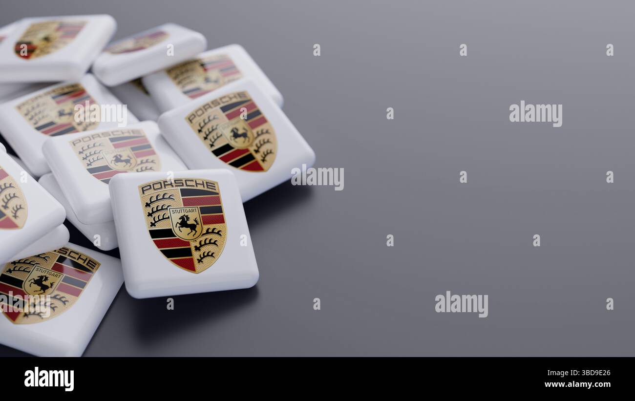 Gros plan du logo du fabricant de voitures de sport Porsche dans une pile sur fond gris avec espace de copie comme en-tête de bannière Web Banque D'Images