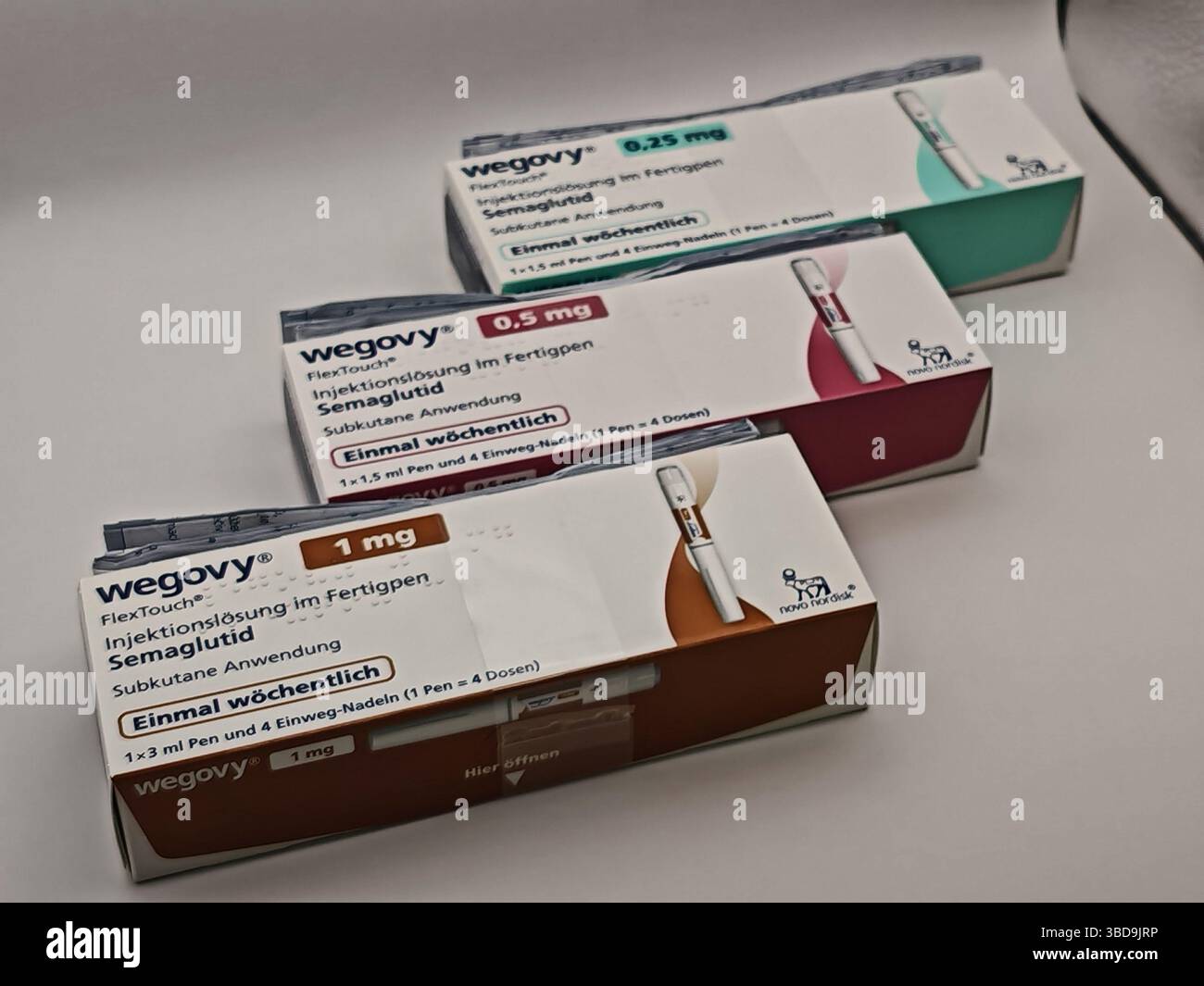 Londres, Royaume-Uni-mai 14 2025 : boîte WEGOVY avec semaglutide par Novo Nordisk, utilisé pour le traitement de l'obésité et la gestion du poids.In Boots pharm Banque D'Images