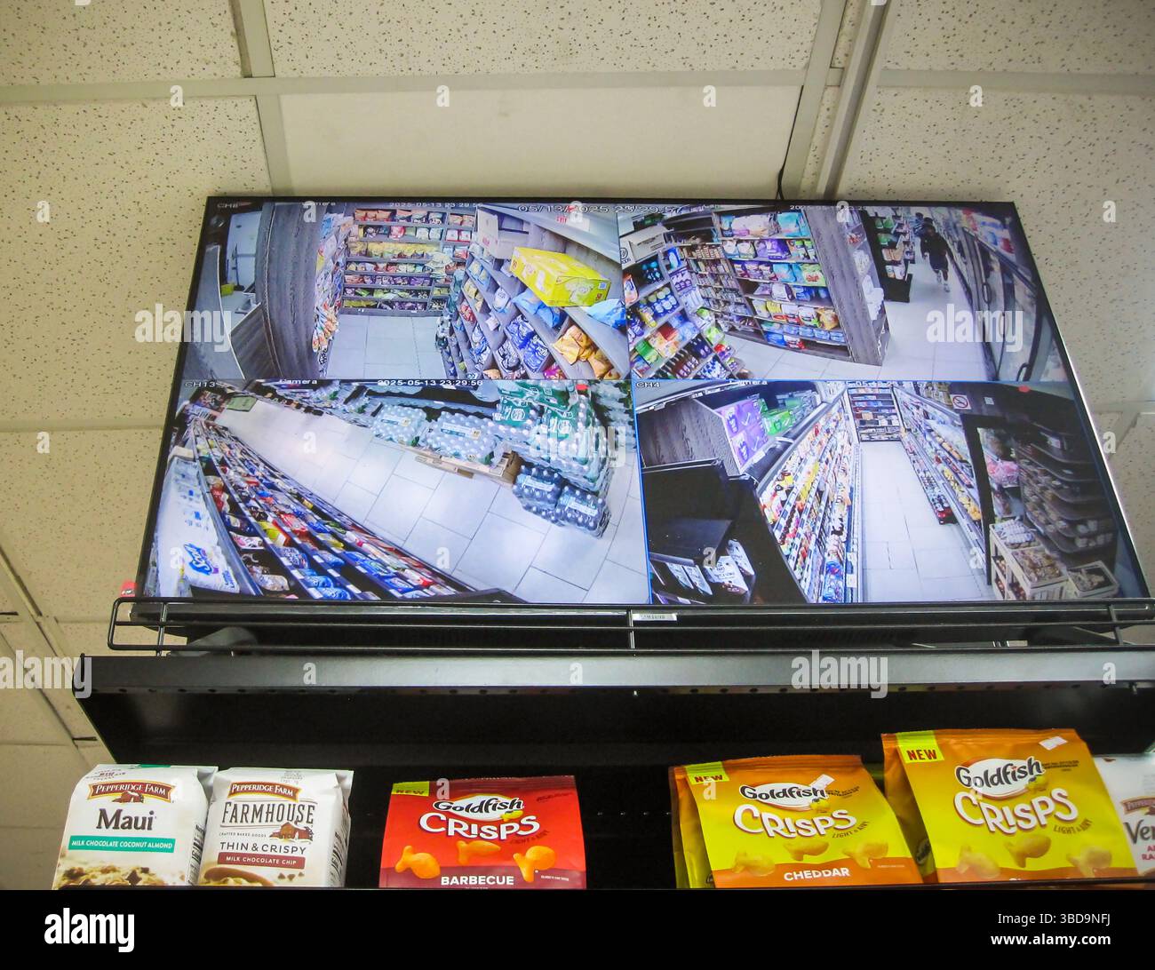 Un moniteur montre les flux vidéo des caméras de sécurité d'une épicerie à New York le mardi 13 mai 2025 (©Ê Richard B. Levine) Banque D'Images