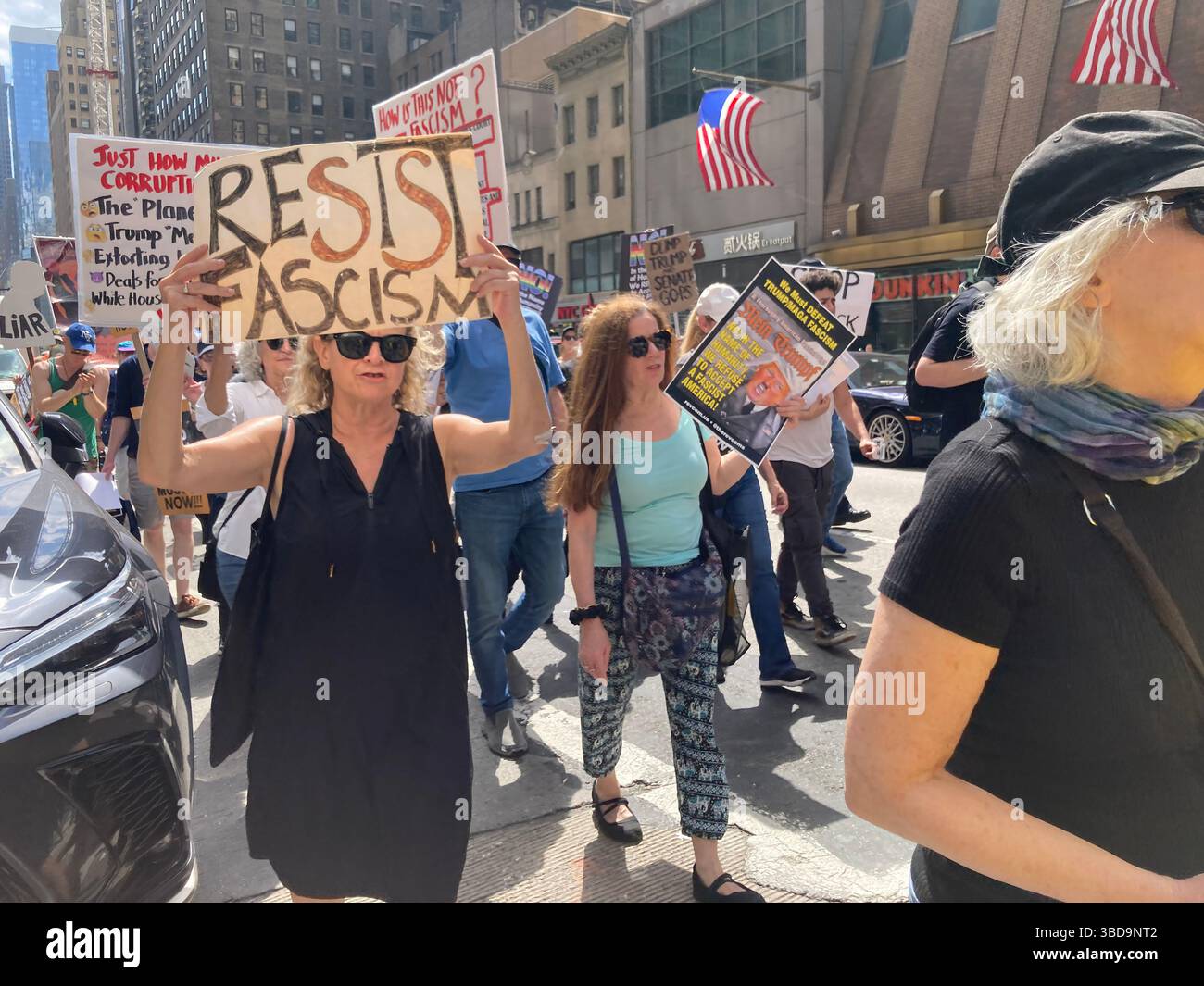 Des militants gravissent la sixième Avenue à Chelsea à New York pour protester contre la présidence Trump et la montée du fascisme américain le samedi 17 mai 2025 (© Frances M. Roberts) Banque D'Images