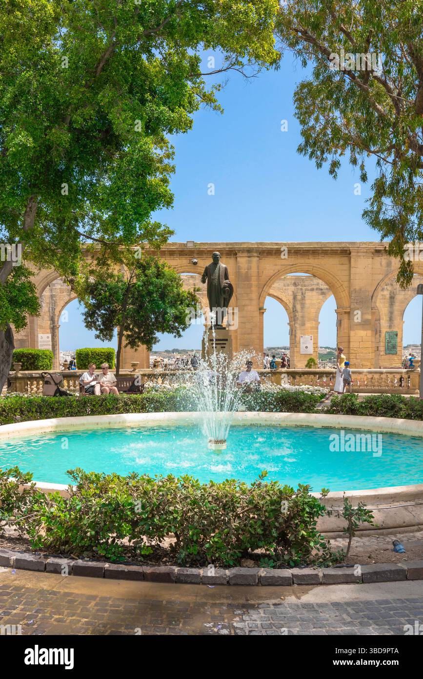 Jardins Barrakka Valletta, vue en été d'une fontaine ornementale située dans les jardins de Barrakka supérieur, la Valette, Malte Banque D'Images