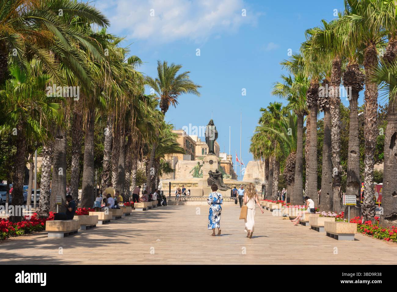 Centre-ville de la Valette, vue sur un boulevard bordé de palmiers menant à l'immense statue du Christ Roi et à la place de la liberté, centre de la Valette, Malte Banque D'Images