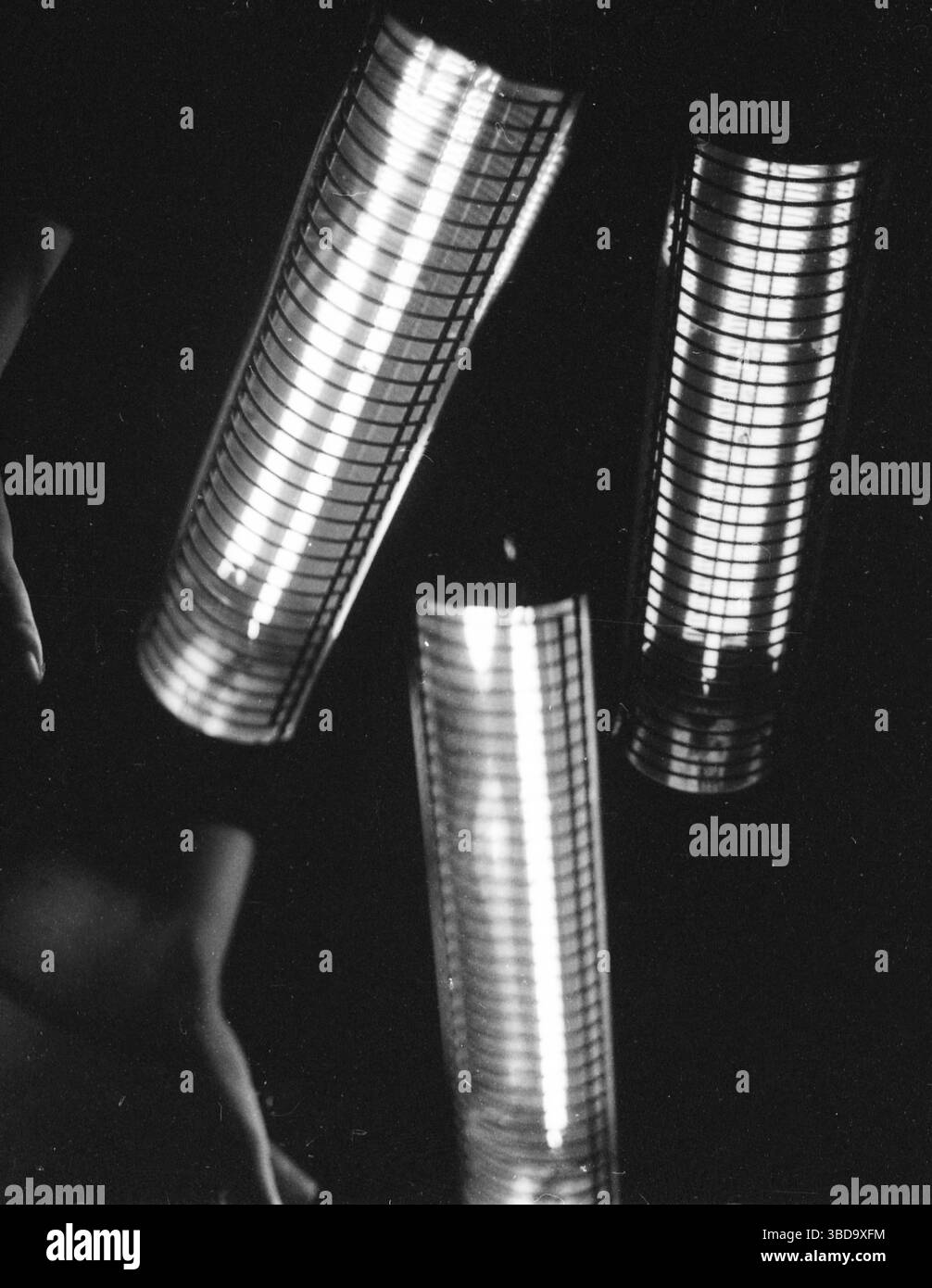 Lampes chauffantes infrarouges abstraites avec grille géométrique en basse lumière Banque D'Images