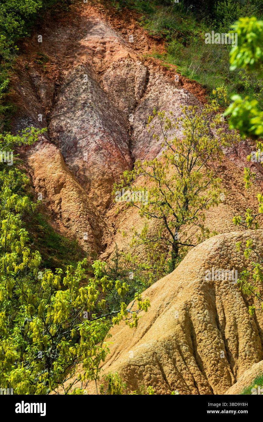La vallée des Saints. L'érosion géologique a créé des gradients vibrants à mottes Cliff près de Boudes dans le Puy de Dôme, Auvergne Rhône Alpes, France Banque D'Images