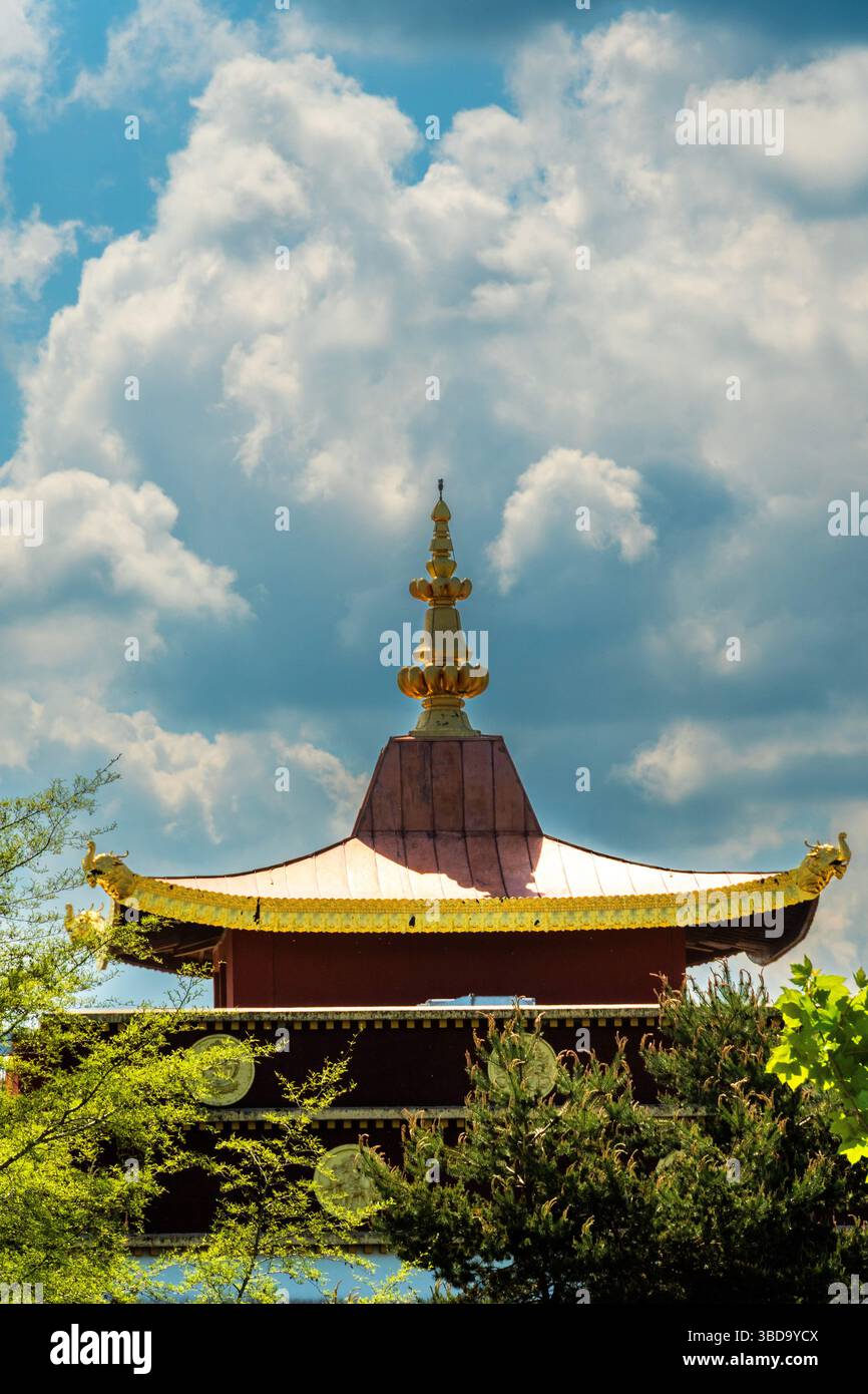Dhagpo Kundreul Ling, temple bouddhiste dans les Combrailles, Biollet, Puy de Dôme, Auvergne Rhône Alpes, France Banque D'Images