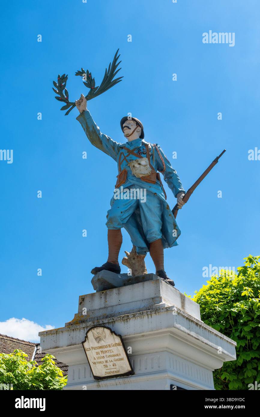 Mémorial de guerre. Une statue fière se dresse à Montel de Gelat, Puy de Dôme, Auvergne Rhône Alpes, France Banque D'Images