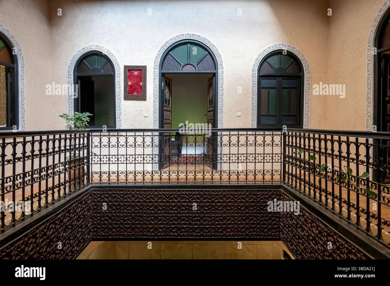 Meknès, Maroc - 3 mai 2025 : un exemple d'architecture marocaine traditionnelle dans un riad à Meknès, Maroc. Banque D'Images