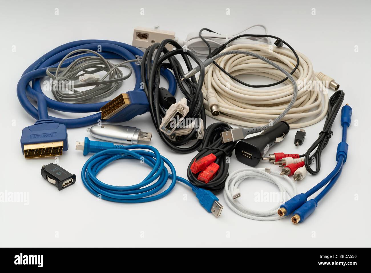 Une collection de câbles et de connecteurs d'ordinateurs, d'antennes et de télécommunications plus anciens et plus récents. Banque D'Images