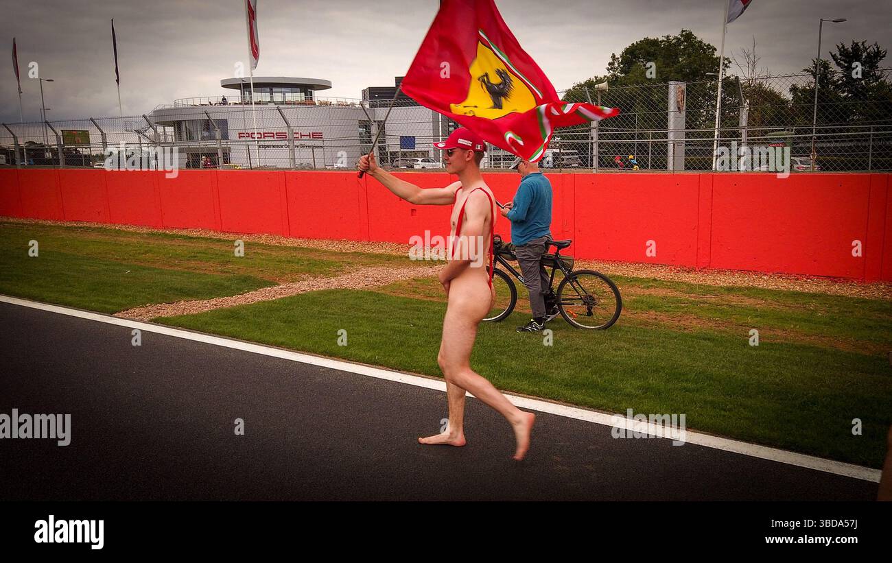 Fan de Ferrari sait comment célébrer sur le circuit de Silverstone. Banque D'Images