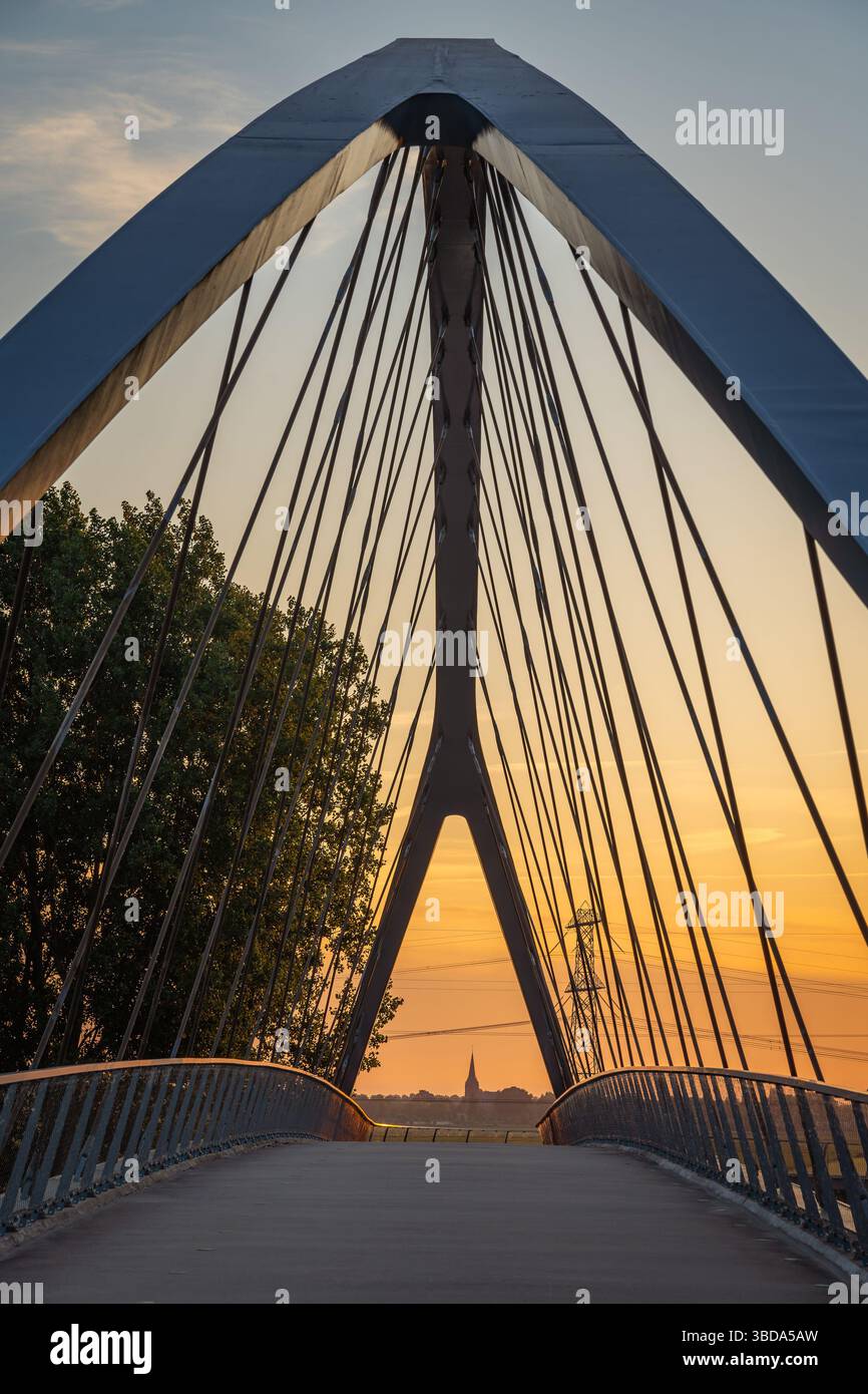 Vue symétrique du pont Liniebrug à Nigtevecht et de la tour de l'église d'Abcoude, pays-Bas, au coucher du soleil Banque D'Images