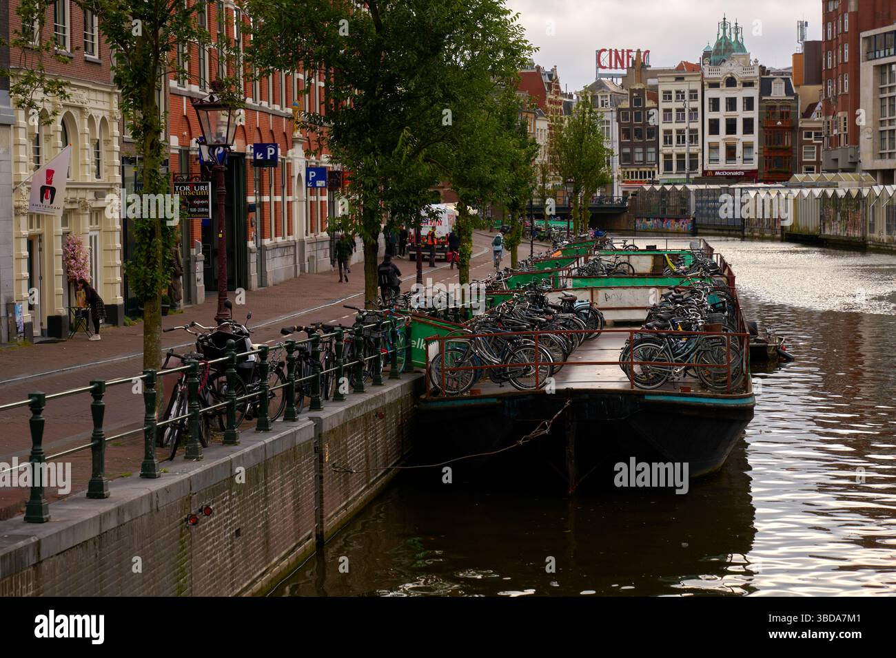 Amsterdam, pays-Bas – 17 septembre 2024 – barges pour parking à vélos Amsterdam pays-Bas. Parking vélo sur les péniches Munttoren Singel canal. Banque D'Images