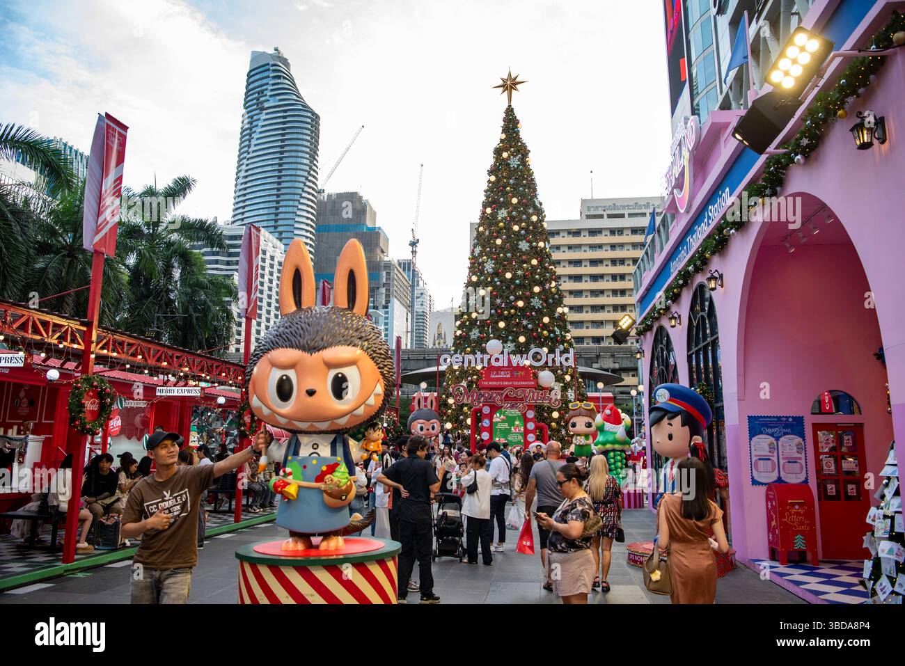 Grand arbre de Noël au centre commercial Central World à Sukhumvit dans la ville de Bangkok en Thaïlande. Thaïlande, Bangkok, 12 décembre 2024. Banque D'Images