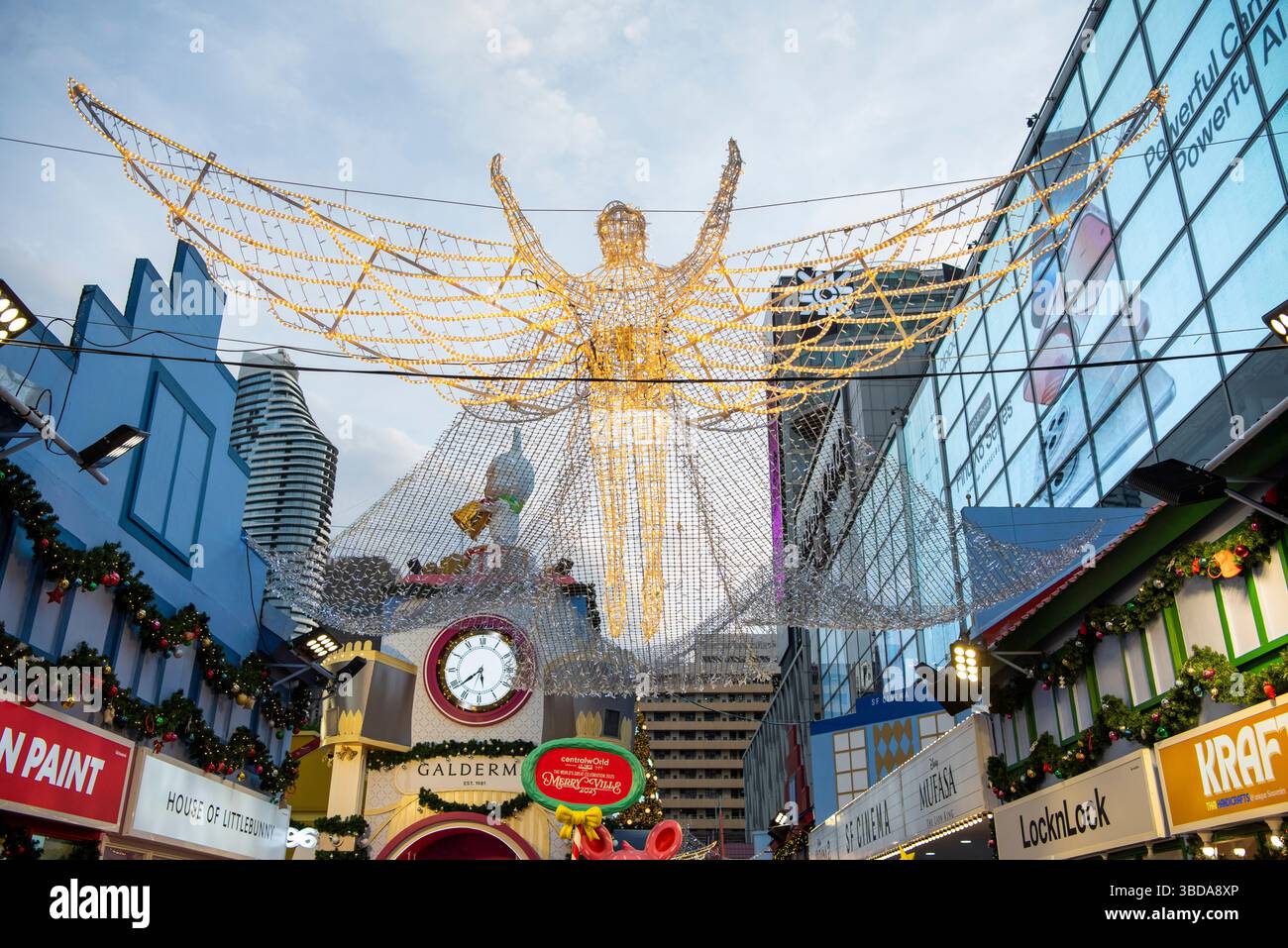 Grand festival de Noël au centre commercial Central World à Sukhumvit dans la ville de Bangkok en Thaïlande. Thaïlande, Bangkok, 12 décembre 2024. Banque D'Images