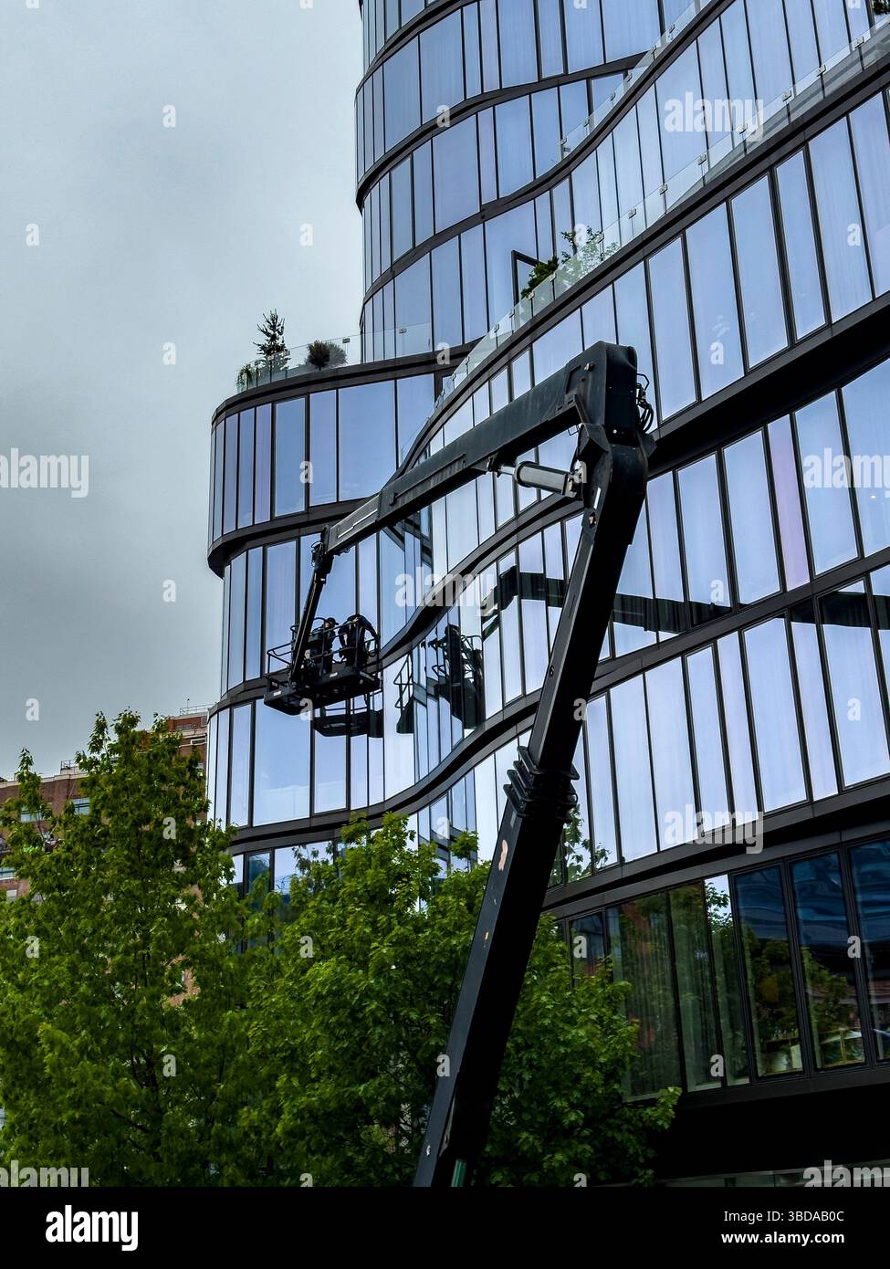 Lave-vitres au One Jackson Square, 122 Greenwich Avenue, un bâtiment en verre de condos à Greenwich Village, New York City, NY, États-Unis Banque D'Images