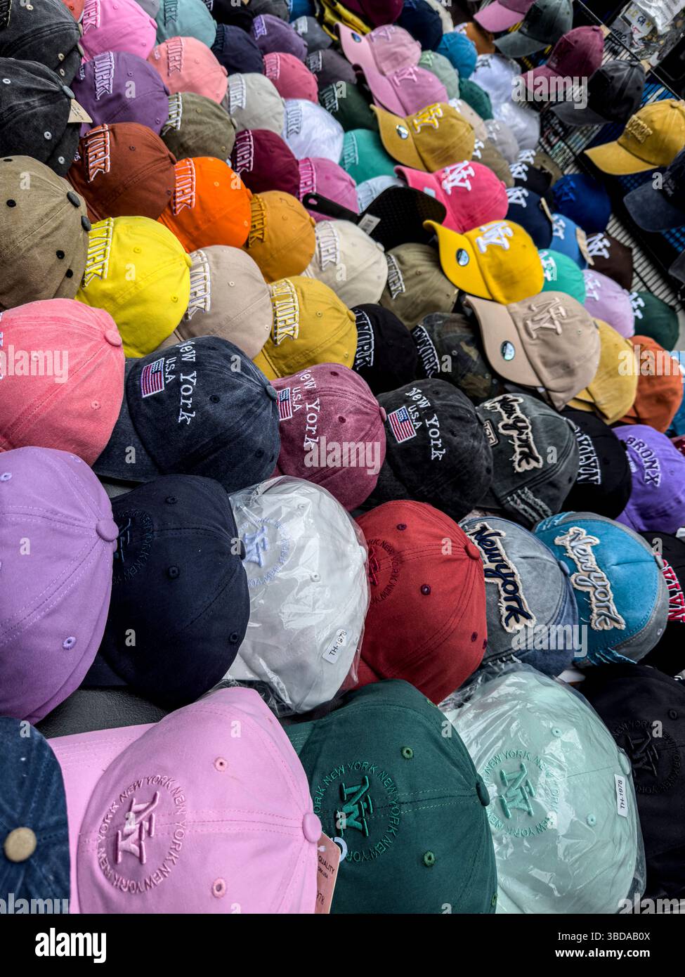 Casquettes de baseball NYC en plusieurs couleurs ou couleurs à vendre à New York Banque D'Images
