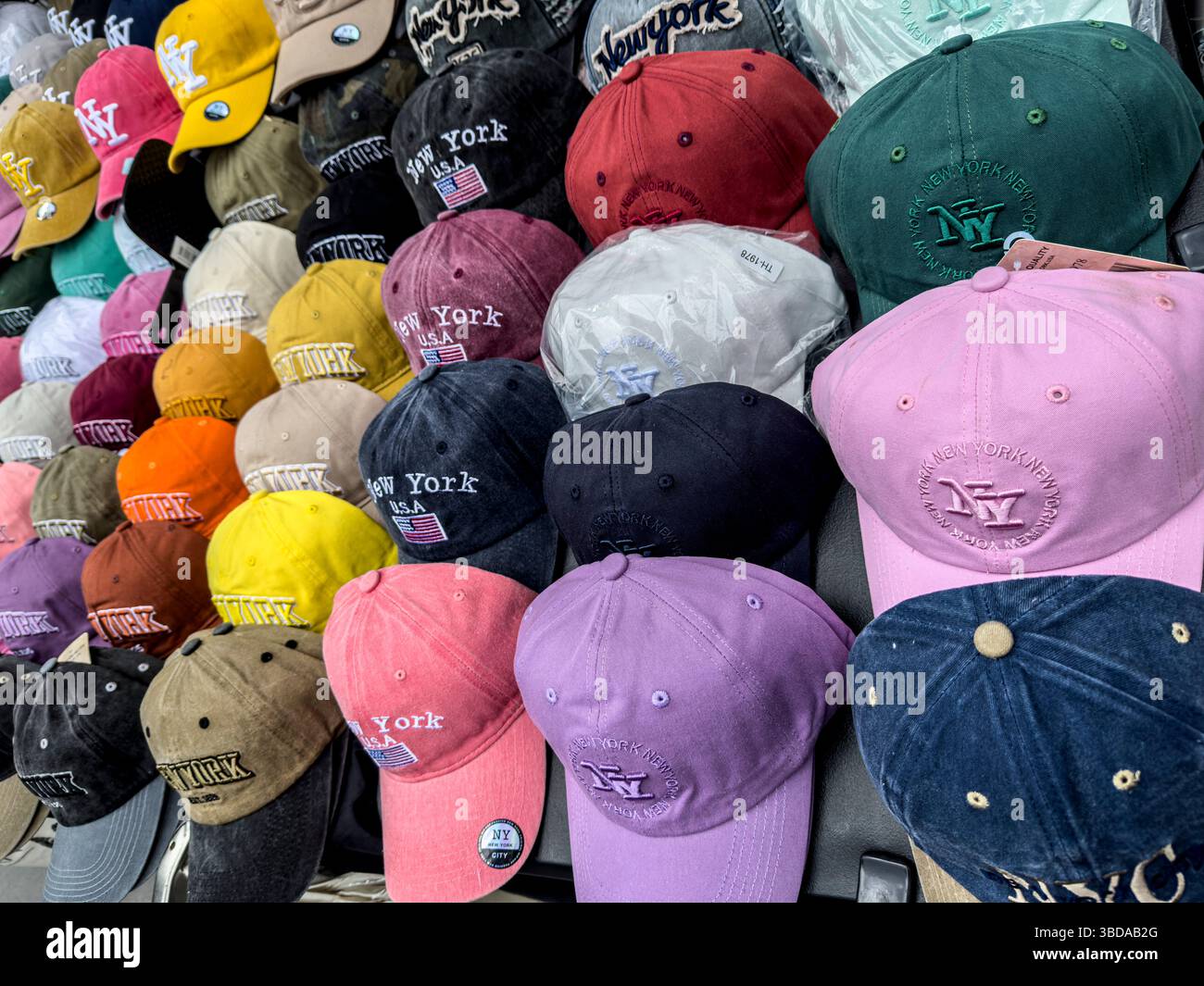 Casquettes de baseball NYC en plusieurs couleurs ou couleurs à vendre à New York Banque D'Images