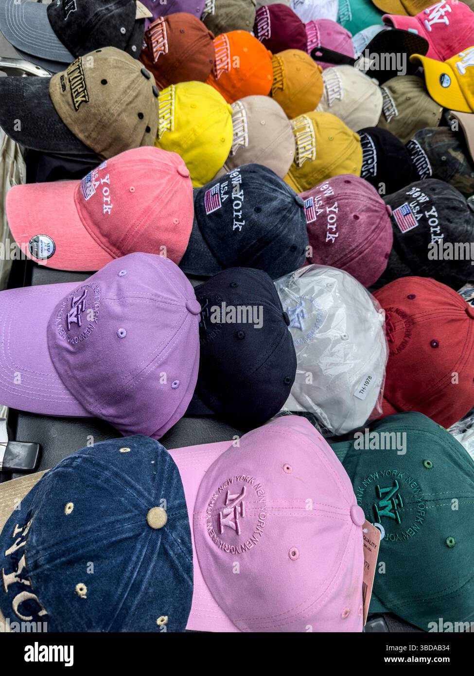 Casquettes de baseball NYC en plusieurs couleurs ou couleurs à vendre à New York Banque D'Images