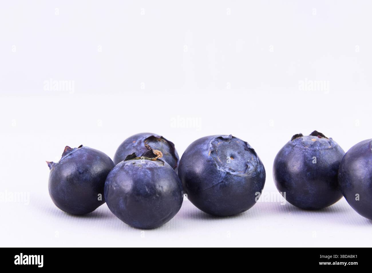 Gros plan de bleuets frais sur fond blanc, texture des fruits Banque D'Images