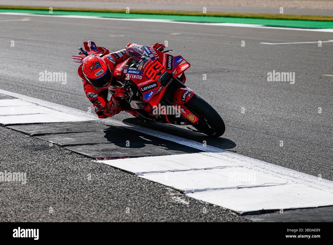 TOWCESTER, ROYAUME-UNI. 23 mai : Marc Marquez (#mm93, Espagne) de Ducati Lenovo Team) en essais libres vendredi lors du Grand Prix de Tissot du Royaume-Uni 2025 au circuit de Silverstone le vendredi 23 mai 2025 à TOWCESTER, ANGLETERRE. Crédit : Taka G Wu/Alamy Live News Banque D'Images