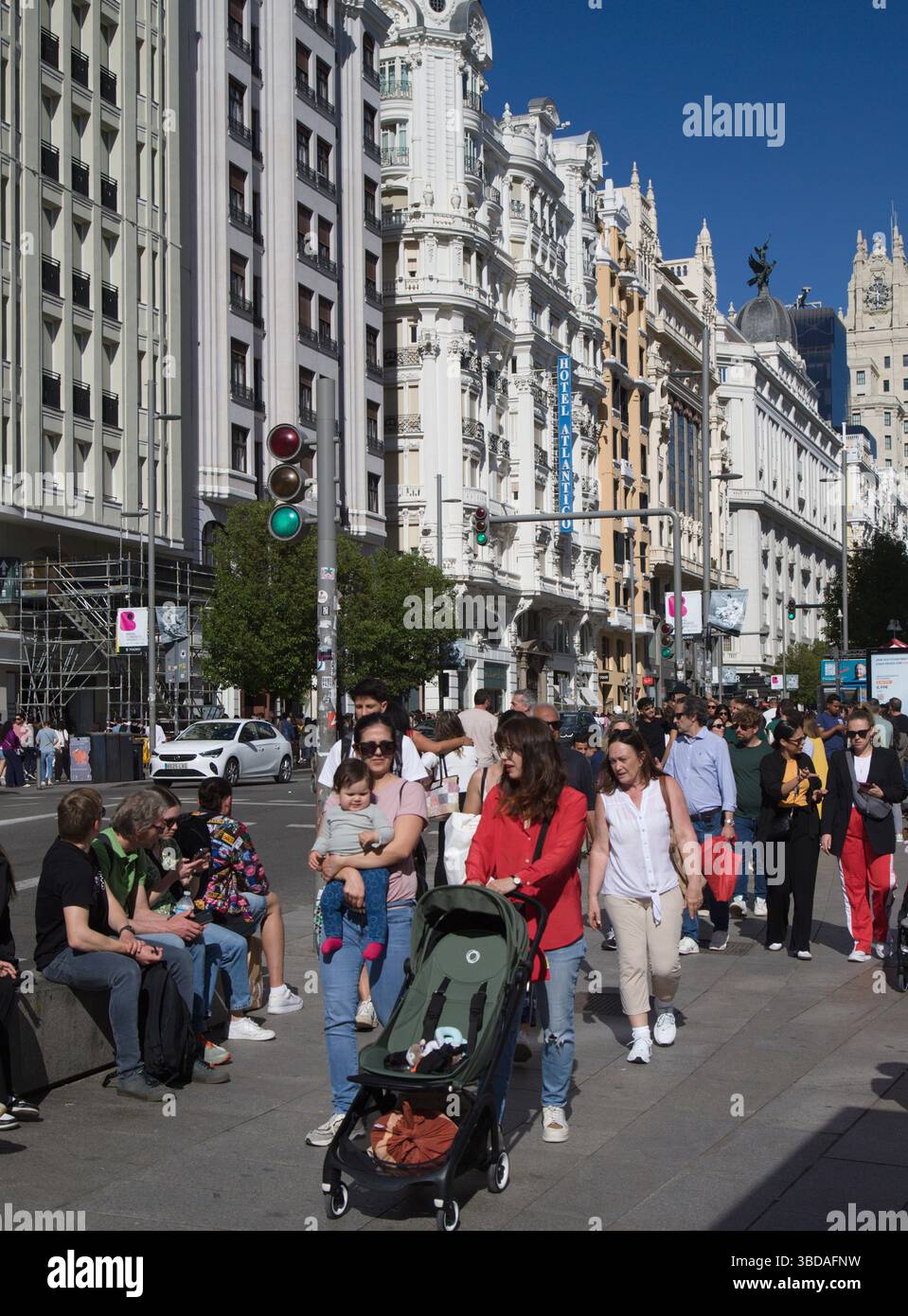 Espagne, Madrid, Gran via, scène de rue, architecture, personnes, Banque D'Images