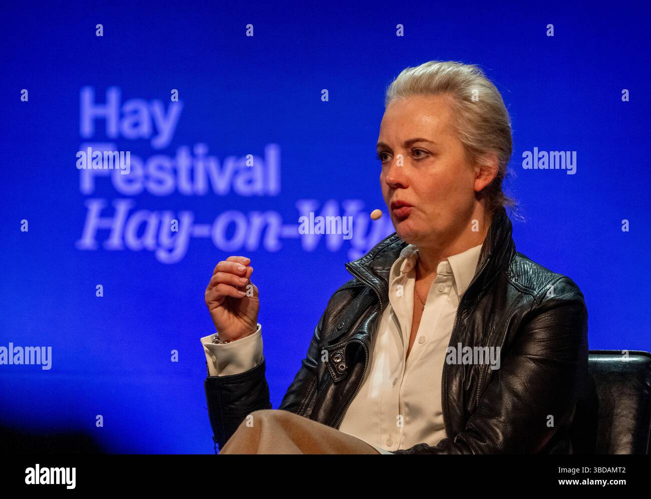 Hay-on-Wye, 23 mai 2025. Fête du foin. Yulia Navalnaya parle à Alastair Campbell. Banque D'Images