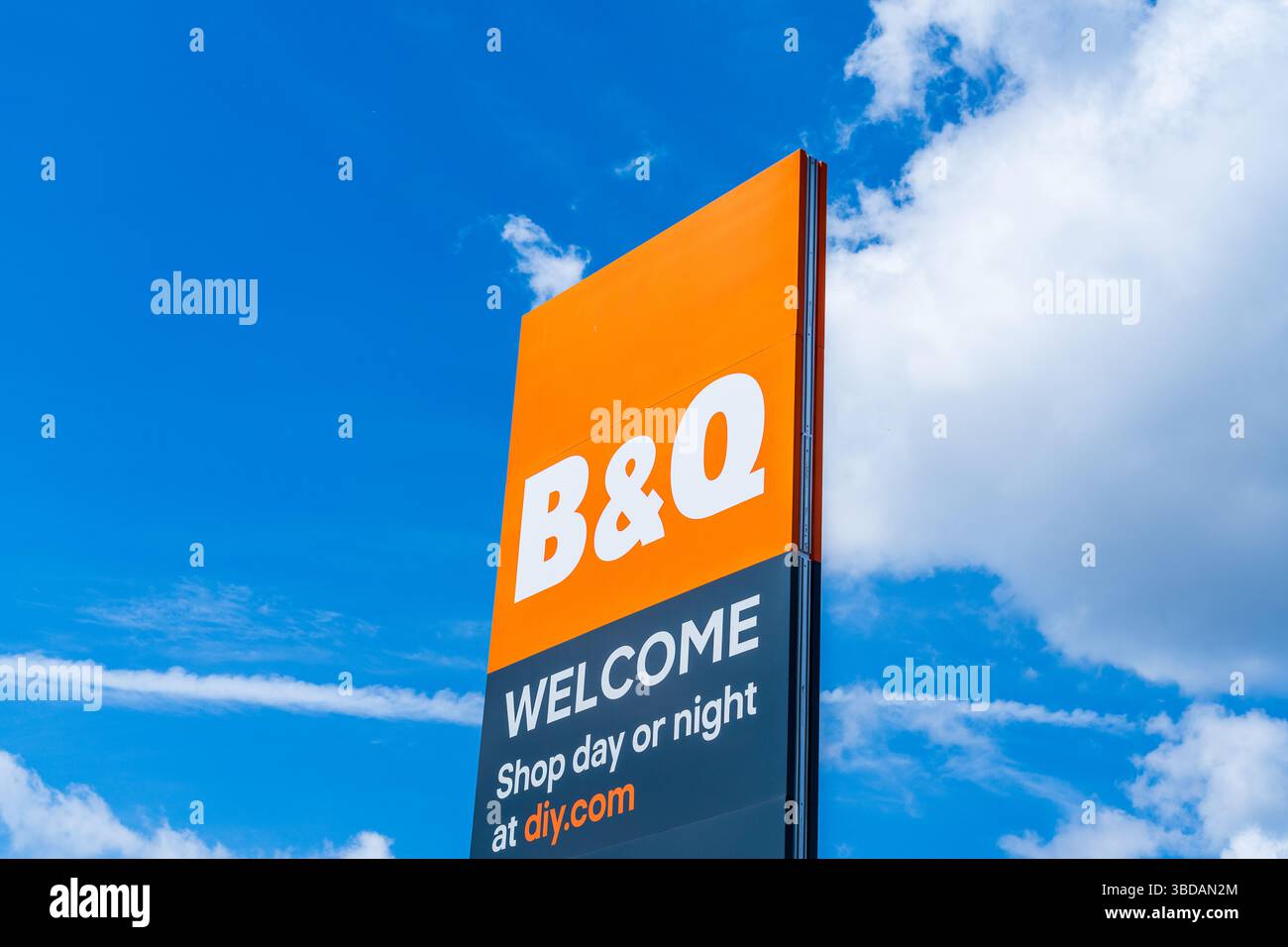 Mercredi, Royaume-Uni - 23 mai 2025 : panneau de signalisation externe du centre de bricolage, d'amélioration de la maison et de jardinage basé au Royaume-Uni, B et Q. Banque D'Images