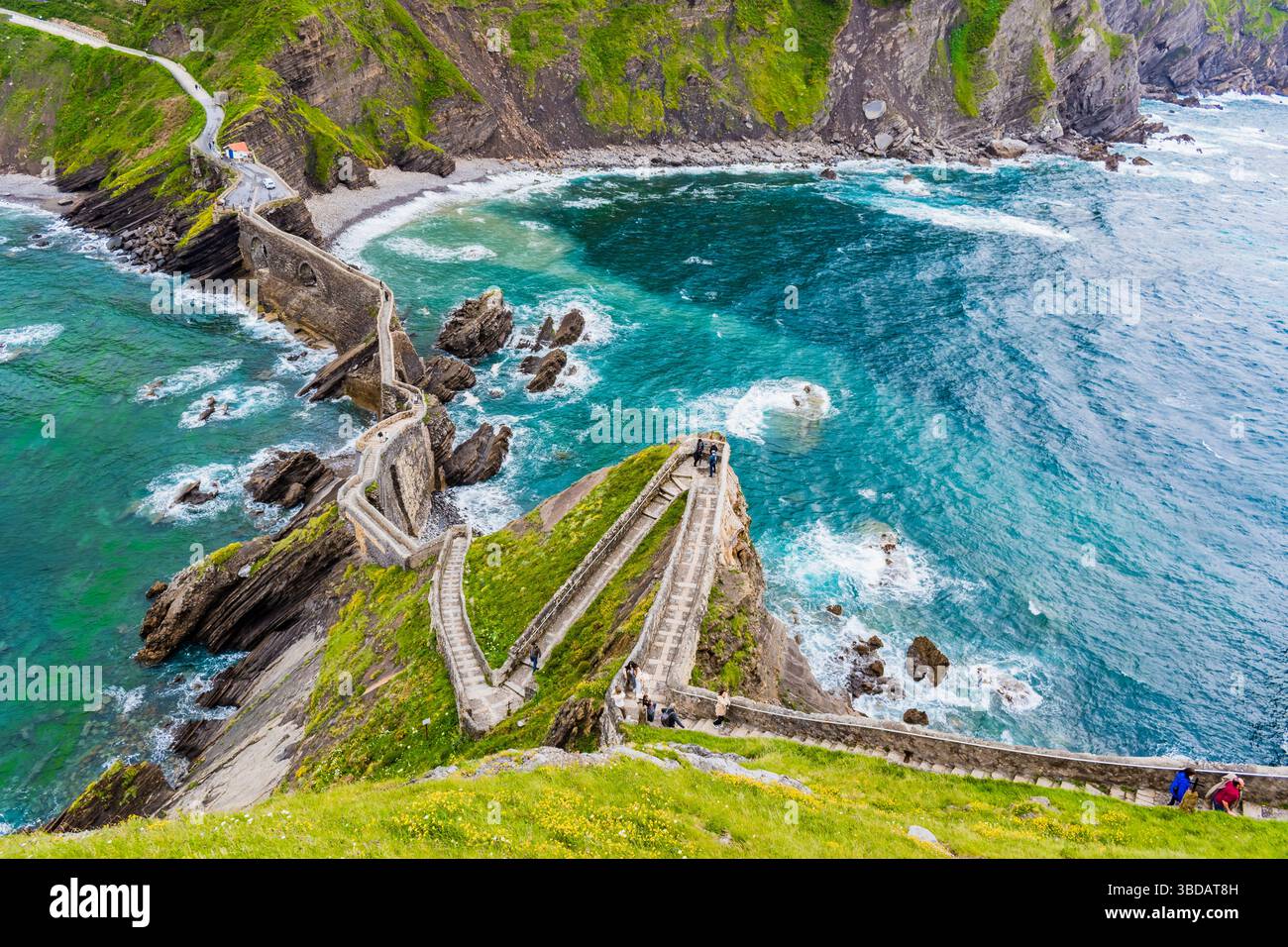 Vue sur l'escalier en pierre. Gaztelugatxe est un îlot situé sur la côte de Gascogne. Elle est reliée au continent par un pont artificiel. Au sommet de l'île s Banque D'Images