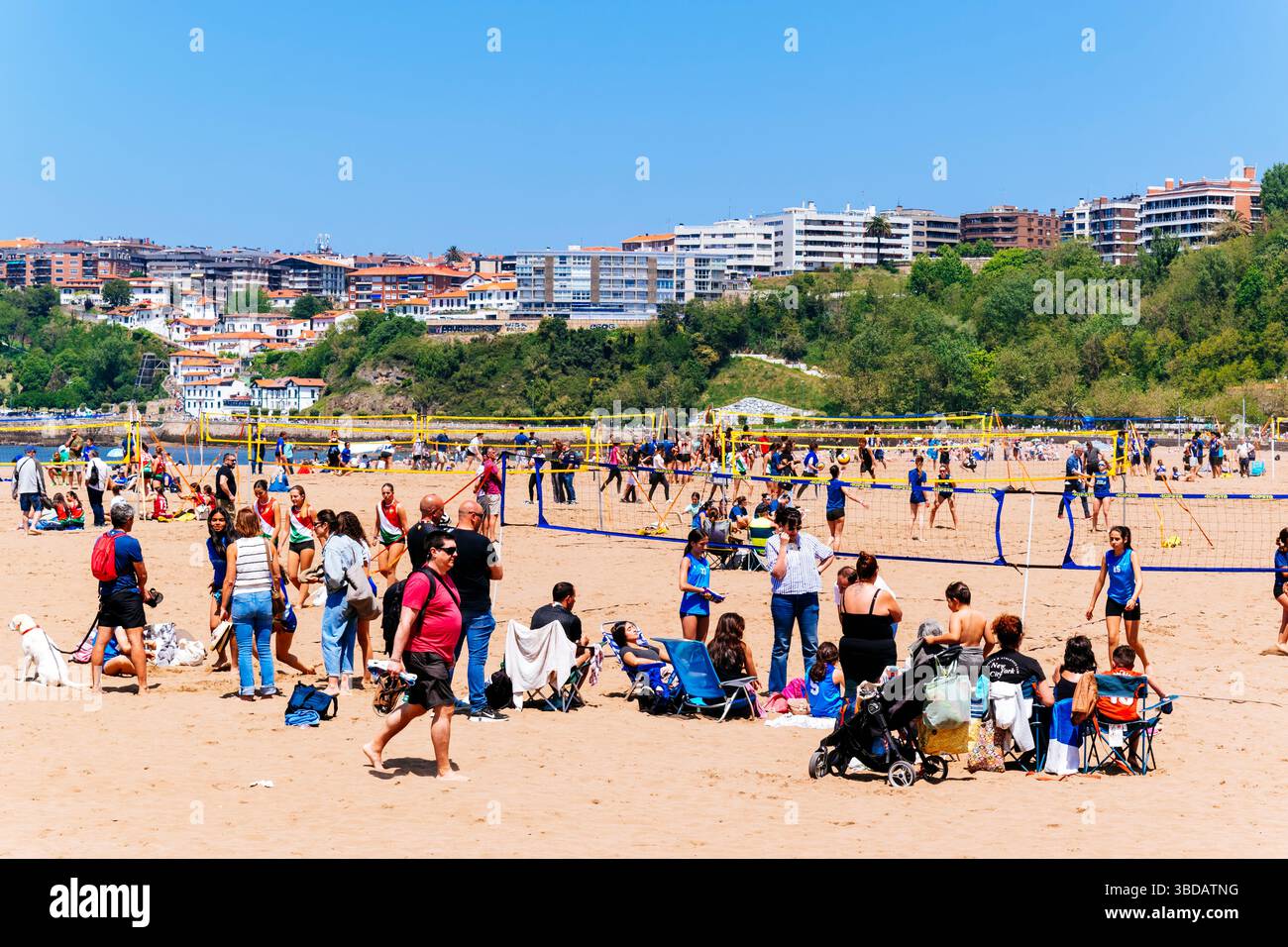Plage d'Ereaga. Cette plage est célèbre pour ses sports. Tournoi de volley-ball pour enfants. Getxo, Grand Bilbao, Biscaye, pays basque, Espagne, Europe Banque D'Images