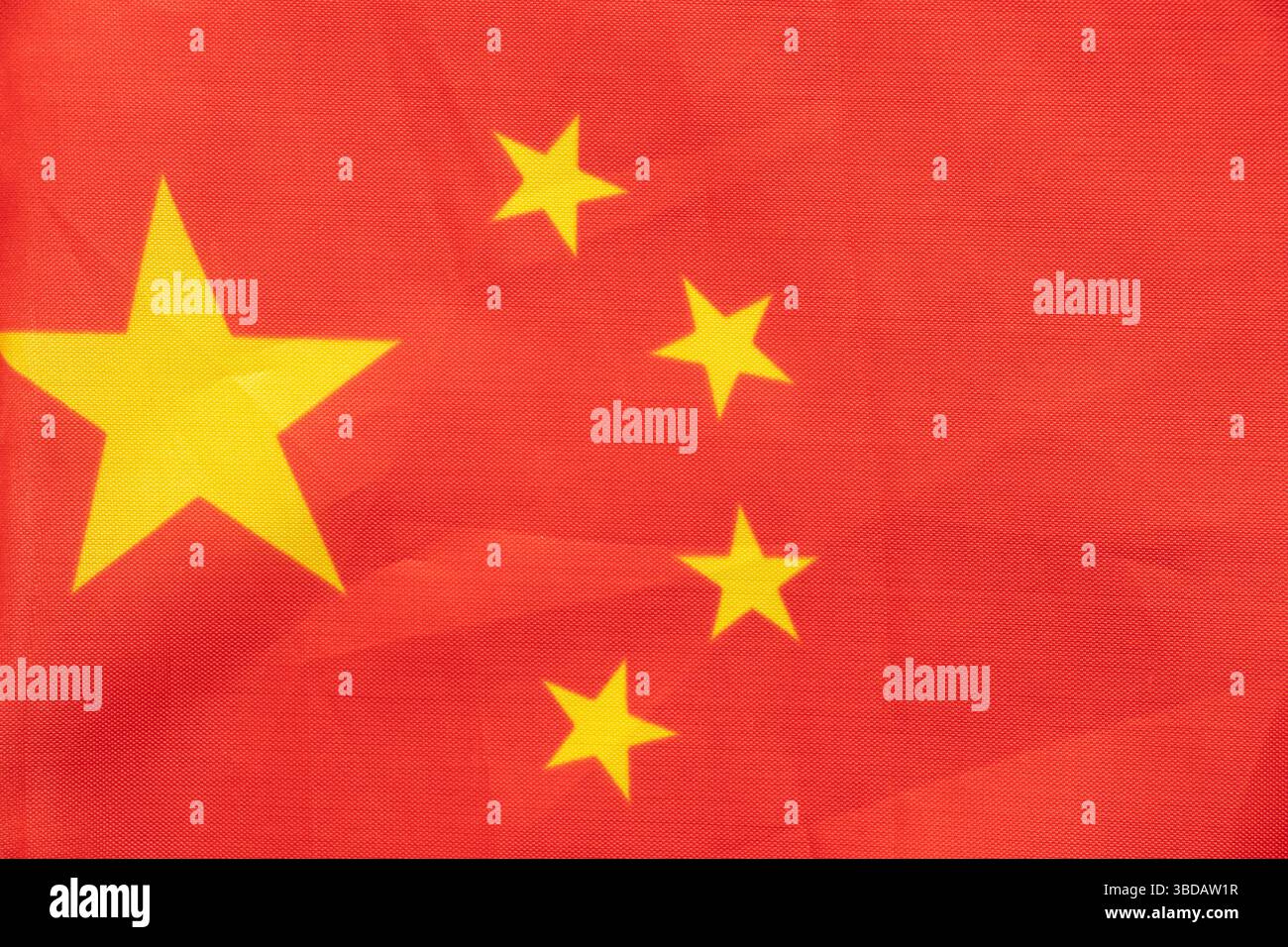 Drapeau de la République populaire de Chine avec cinq étoiles jaunes sur fond rouge gros plan Banque D'Images